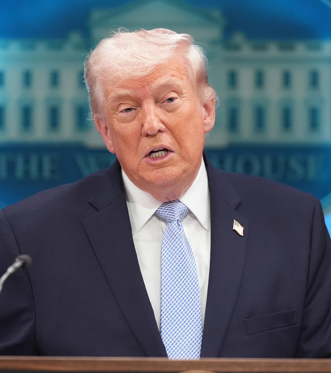 Präsident Donald Trump spricht am Montag, dem 6. April 2026, im James-Brady-Pressekonferenzraum des Weißen Hauses in Washington mit Reportern. 