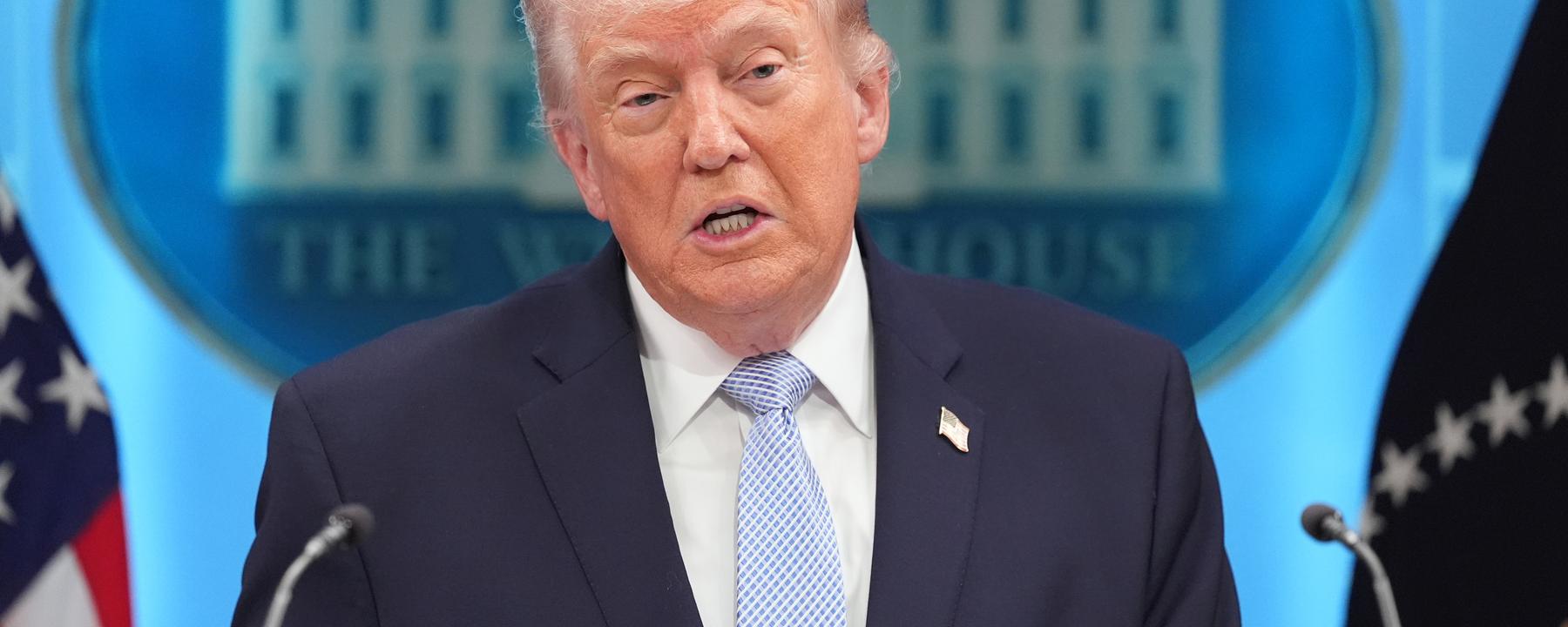 Präsident Donald Trump spricht am Montag, dem 6. April 2026, im James-Brady-Pressekonferenzraum des Weißen Hauses in Washington mit Reportern. 