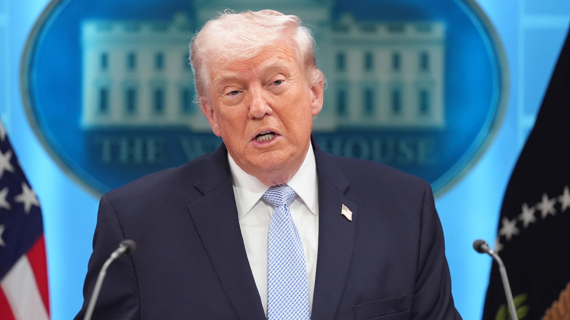 Präsident Donald Trump spricht am Montag, dem 6. April 2026, im James-Brady-Pressekonferenzraum des Weißen Hauses in Washington mit Reportern. 