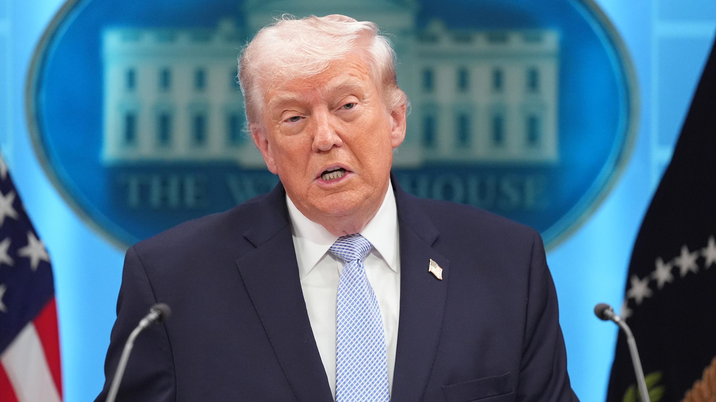 Präsident Donald Trump spricht am Montag, dem 6. April 2026, im James-Brady-Pressekonferenzraum des Weißen Hauses in Washington mit Reportern. 