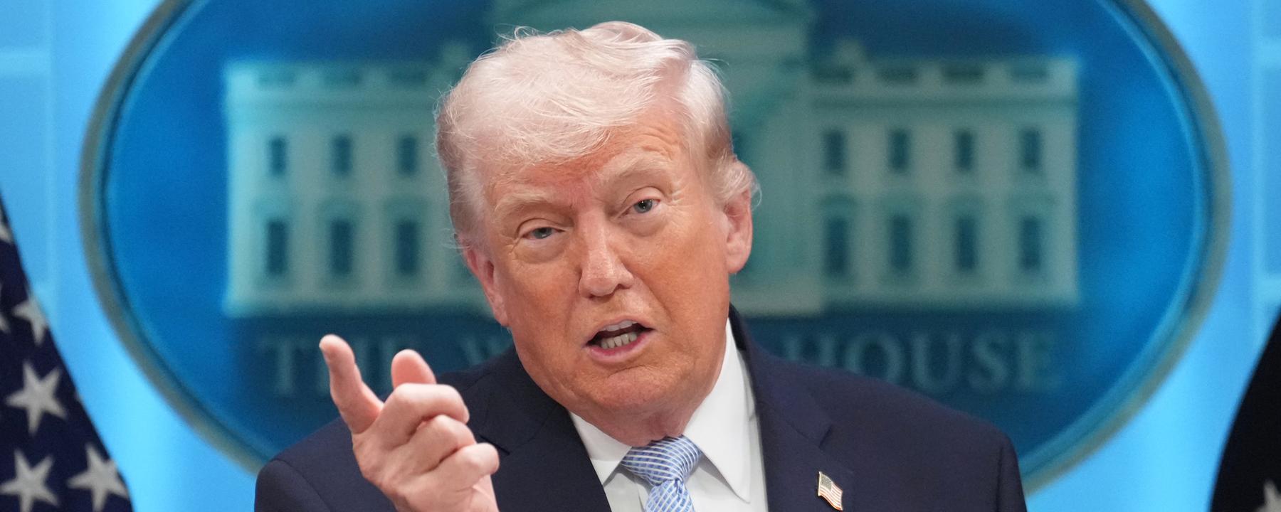 US-Präsident Donald Trump spricht im James Brady Press Briefing Room im Weißen Haus. 