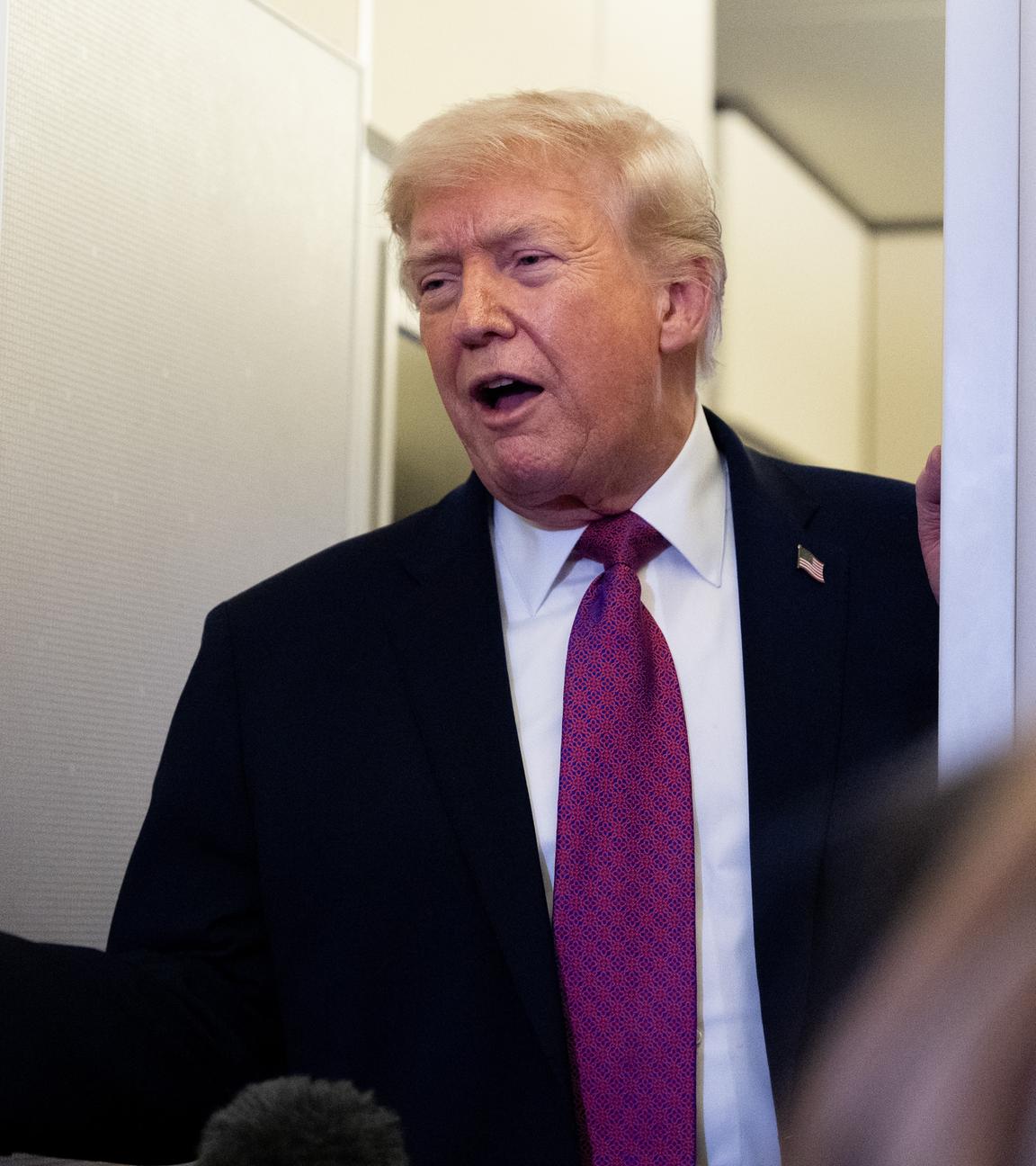 US-Präsident Donald Trump spricht mit Reportern an Bord der Air Force One 