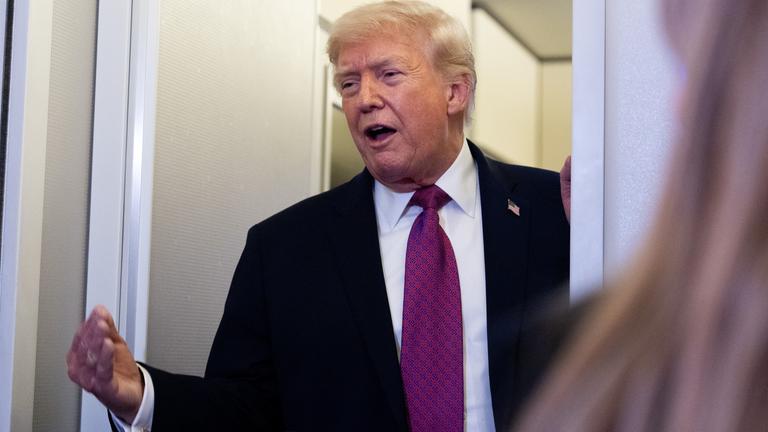 US-Präsident Donald Trump spricht mit Reportern an Bord der Air Force One 