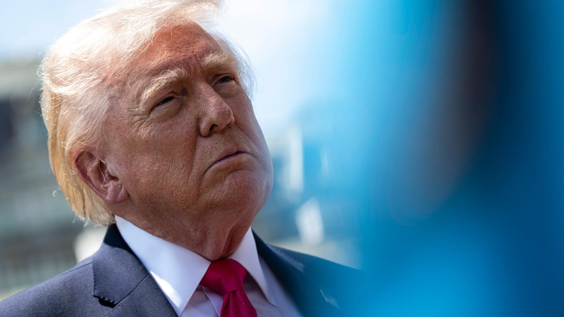 US-Präsident Donald J. Trump spricht mit Vertretern der Medien vor dem Weißen Haus, bevor er am Donnerstag, dem 16. April 2026, in Washington, D.C., mit Marine One abfliegt. (Archiv)