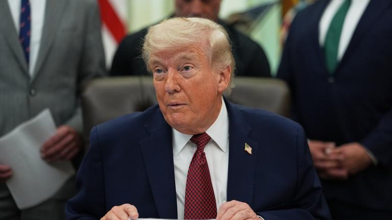 US-Präsident Donald Trump spricht im Oval Office des Weißen Hauses. 