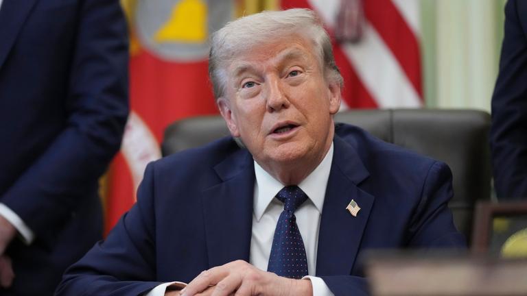 US-Präsident Donald Trump spricht während eines Treffens zwischen den Botschaftern Israels und des Libanon im Oval Office im Weißen Haus.