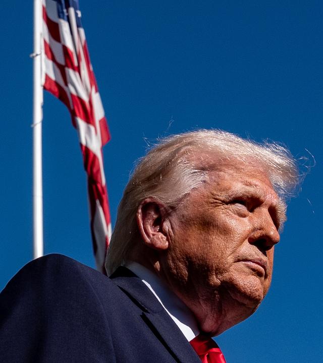 US-Präsident Donald Trump spricht mit Reportern, bevor er mit Marine One vom South Lawn des Weißen Hauses abfliegt. (Archiv)