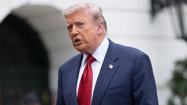 US-Präsident Donald Trump spricht mit Reportern vor dem Weißen Haus.