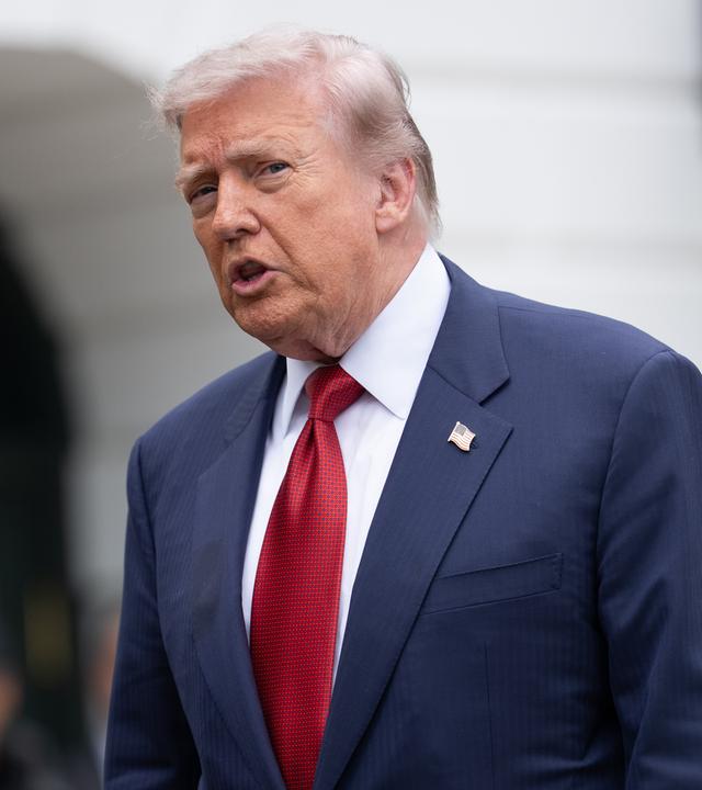 US-Präsident Donald Trump spricht mit Reportern vor dem Weißen Haus.