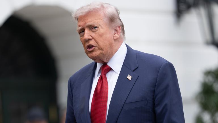 US-Präsident Donald Trump spricht mit Reportern vor dem Weißen Haus.