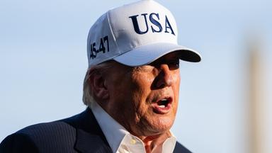 US-Präsident Donald Trump mit Kappe, auf der USA steht. (Archiv)