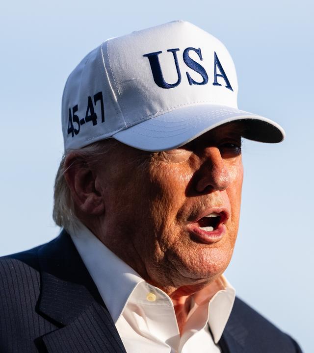 US-Präsident Donald Trump mit Kappe, auf der USA steht. (Archiv)