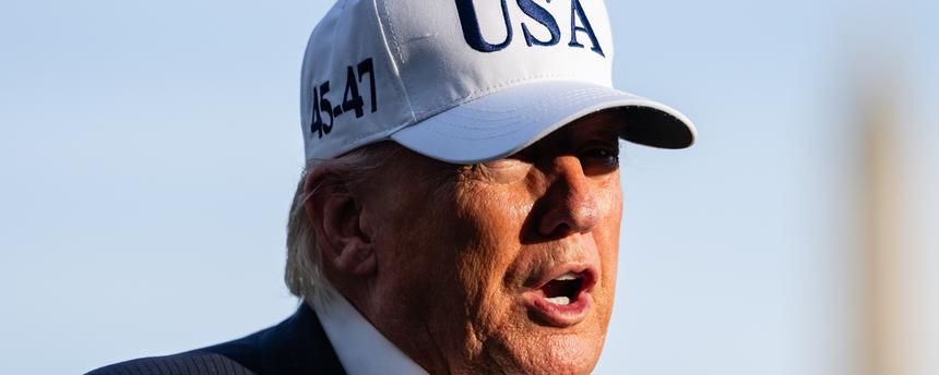 US-Präsident Donald Trump mit Kappe, auf der USA steht. (Archiv)