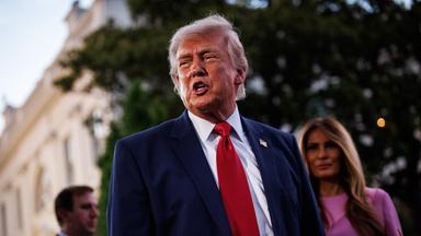 US-Präsident Donald Trump wendet sich an die Fotografen des Pressepools