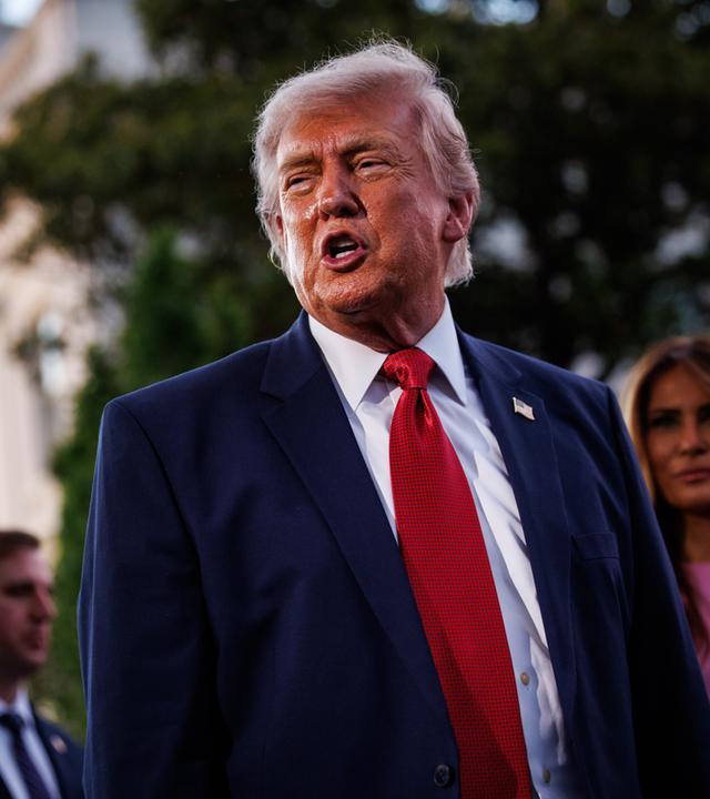 US-Präsident Donald Trump wendet sich an die Fotografen des Pressepools