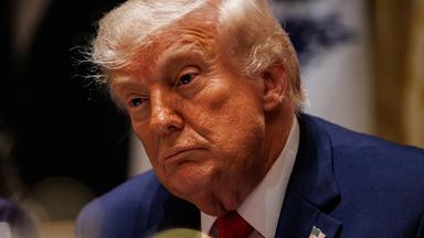 US-Präsident Donald Trump verfolgt eine Kabinettssitzung im Cabinet Room des White House in Washington, DC, 27. Mai 2026.