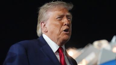 US-Präsident Donald Trump spricht mit Reportern, bevor er an Bord der Air Force One geht