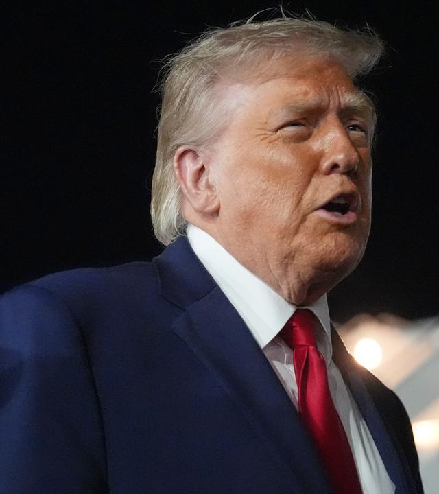 US-Präsident Donald Trump spricht mit Reportern, bevor er an Bord der Air Force One geht
