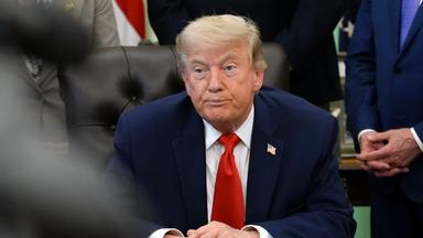 US-Präsident Donald Trump hört während einer Veranstaltung zur Unterzeichnung einer Erklärung zur Fischereiindustrie im Oval Office des Weißen Hauses zu.
