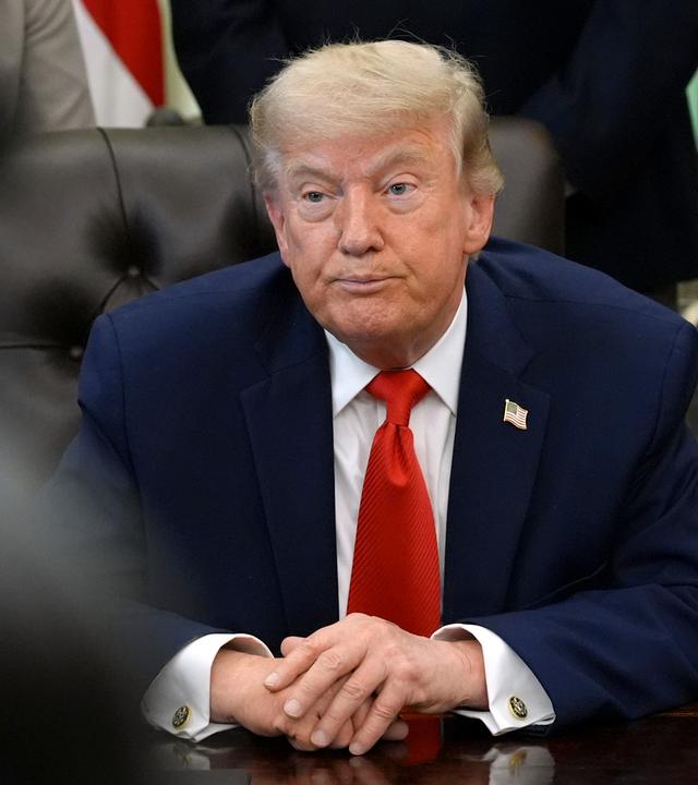 US-Präsident Donald Trump hört während einer Veranstaltung zur Unterzeichnung einer Erklärung zur Fischereiindustrie im Oval Office des Weißen Hauses zu.