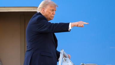 US-Präsident Donald Trump ist im Begriff am Mittwoch am Genfer Flughafen nach dem G7-Gipfel im nahegelegenen Evian (Frankreich) an Bord der Air Force One zu gehen. 