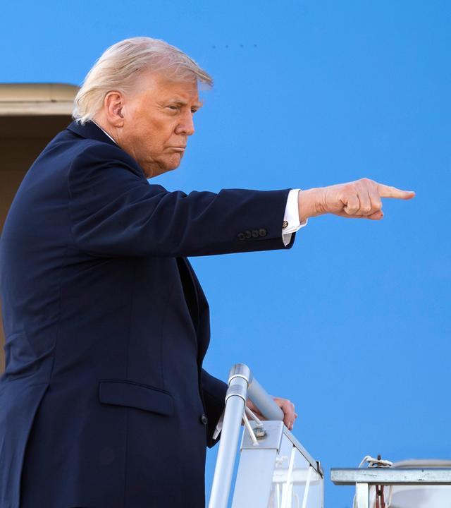 US-Präsident Donald Trump ist im Begriff am Mittwoch am Genfer Flughafen nach dem G7-Gipfel im nahegelegenen Evian (Frankreich) an Bord der Air Force One zu gehen. 