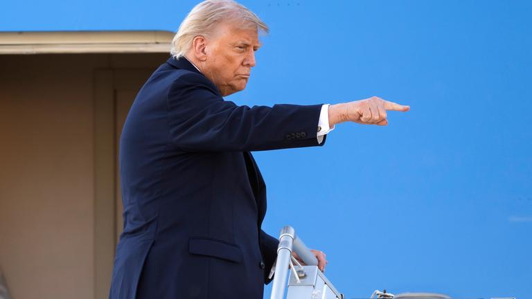 US-Präsident Donald Trump ist im Begriff am Mittwoch am Genfer Flughafen nach dem G7-Gipfel im nahegelegenen Evian (Frankreich) an Bord der Air Force One zu gehen. 