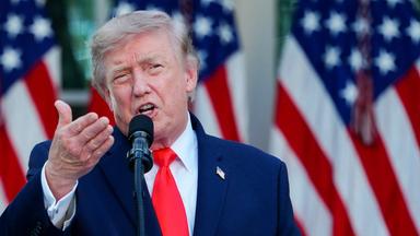 US-Präsident Donald Trump hält am 25.06.2026, während eines Abendessens mit amerikanischen Landwirten im Rosengarten des Weißen Hauses in Washington, D.C., eine Rede. 