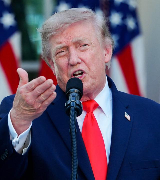 US-Präsident Donald Trump hält am 25.06.2026, während eines Abendessens mit amerikanischen Landwirten im Rosengarten des Weißen Hauses in Washington, D.C., eine Rede. 