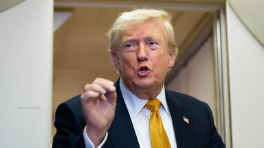 US-Präsident Donald Trump spricht am 08.07.2026, nach der Landung auf dem Stützpunkt der US-Luftwaffe RAF Mildenhall in Suffolk, Ostengland, während des Fluges an Bord der Air Force One mit Reportern.
