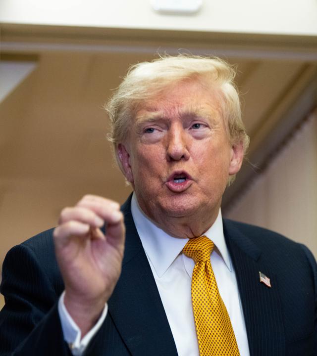 US-Präsident Donald Trump spricht am 08.07.2026, nach der Landung auf dem Stützpunkt der US-Luftwaffe RAF Mildenhall in Suffolk, Ostengland, während des Fluges an Bord der Air Force One mit Reportern.
