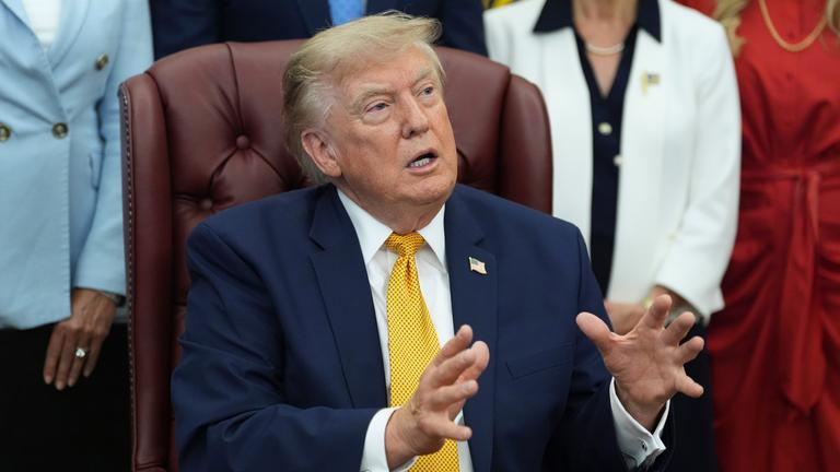 Präsident Donald Trump hält im Oval Office des Weißen Hauses eine Rede während eines Treffens zum Thema Militärfamilien.