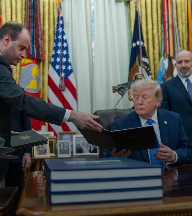 Donald Trump unterzeichnet Durchführungsverordnungen zur Einschränkung des Geburtsrechts in Washington am 06.08.2026.