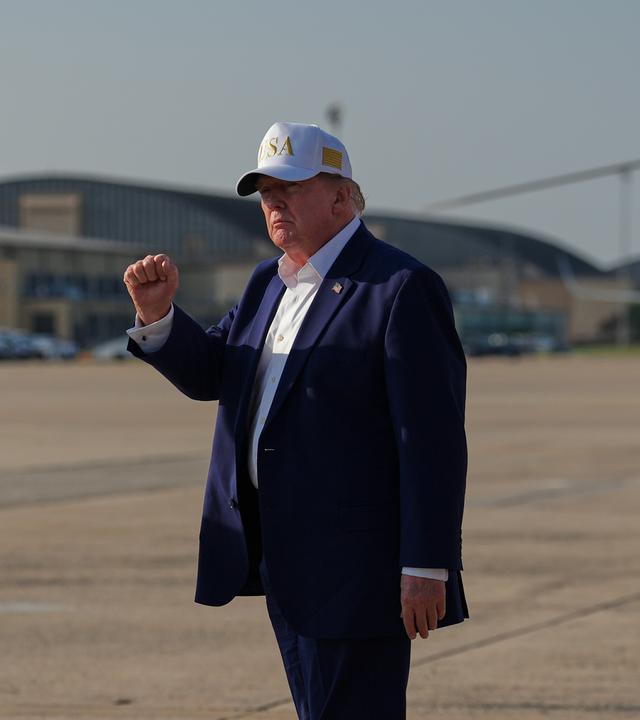 Präsident Donald Trump macht eine Geste, als er am 10.08.2026, auf der Joint Base Andrews in Maryland, USA, von der Air Force One zur Marine One geht. 