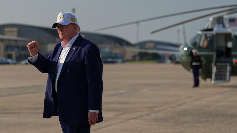 Präsident Donald Trump macht eine Geste, als er am 10.08.2026, auf der Joint Base Andrews in Maryland, USA, von der Air Force One zur Marine One geht. 