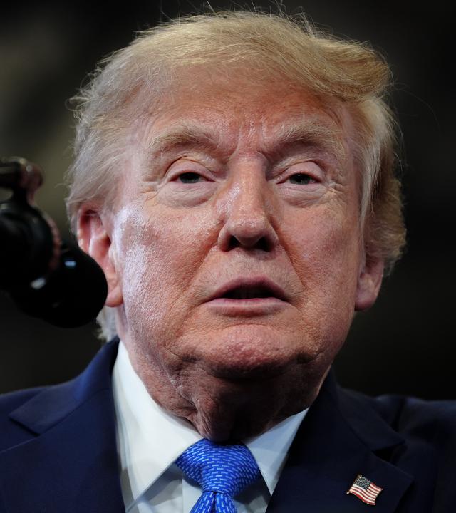 Präsident Donald Trump hält eine Rede im David Mack Center for Training and Intelligence.