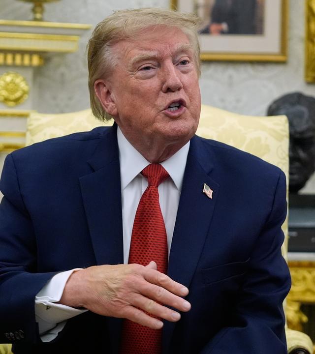 US-Präsident Donald Trump spricht im Oval Office des Weißen Hauses.