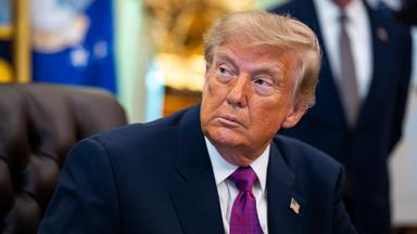 US-Präsident Donald Trump blickt ernst im Oval Office, Washington D.C., am 28.08.2026 zur Seite.