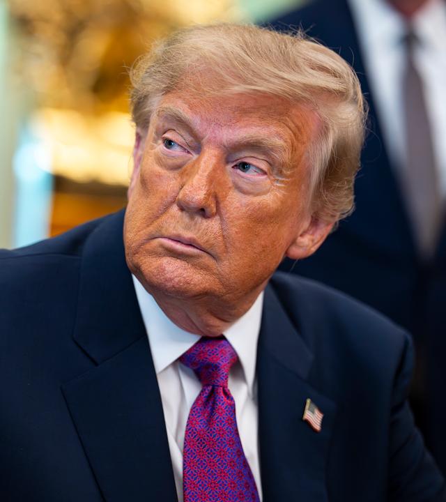 US-Präsident Donald Trump blickt ernst im Oval Office, Washington D.C., am 28.08.2026 zur Seite.