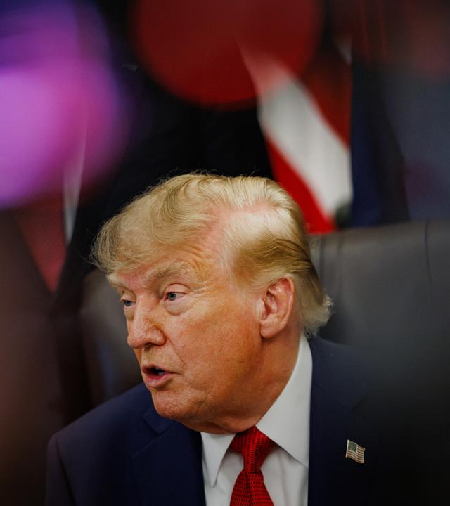 US-Präsident Donald Trump beantwortet Fragen von Reportern am 18.09.2026 im Oval Office des Weißen Hauses in Washington, D.C., USA.