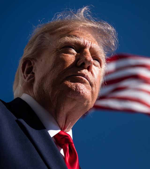  US-Präsident Donald Trump spricht auf dem South Lawn des Weißen Hauses mit Reportern.