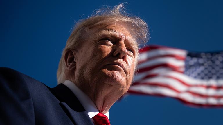  US-Präsident Donald Trump spricht auf dem South Lawn des Weißen Hauses mit Reportern.