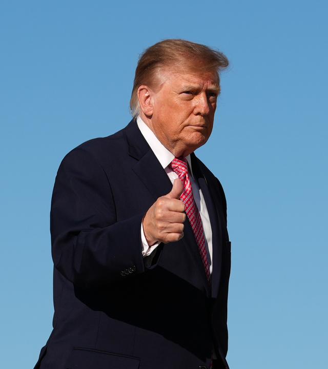 US-Präsident Donald Trump geht auf der Joint Base Andrews in Maryland zur Air Force One.