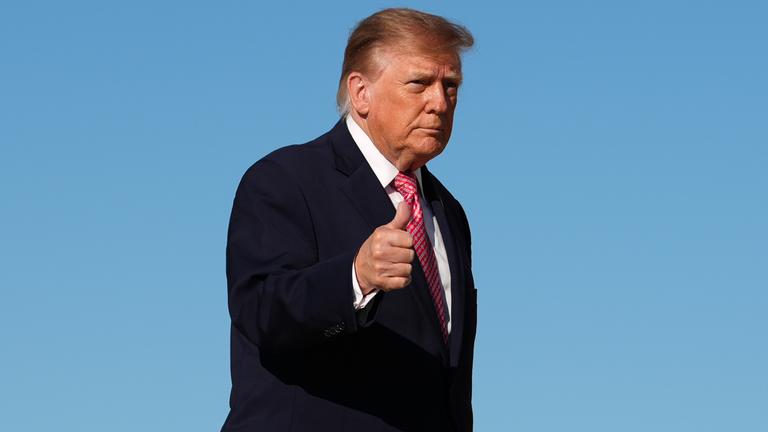 US-Präsident Donald Trump geht auf der Joint Base Andrews in Maryland zur Air Force One.