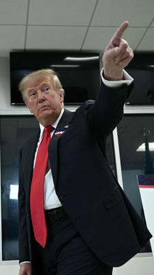 US-Präsident Donald Trump zeigt im Vorbeigehen mit seinem Zeigefinger auf Journalisten. 