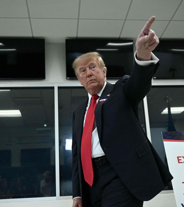 US-Präsident Donald Trump zeigt im Vorbeigehen mit seinem Zeigefinger auf Journalisten. 