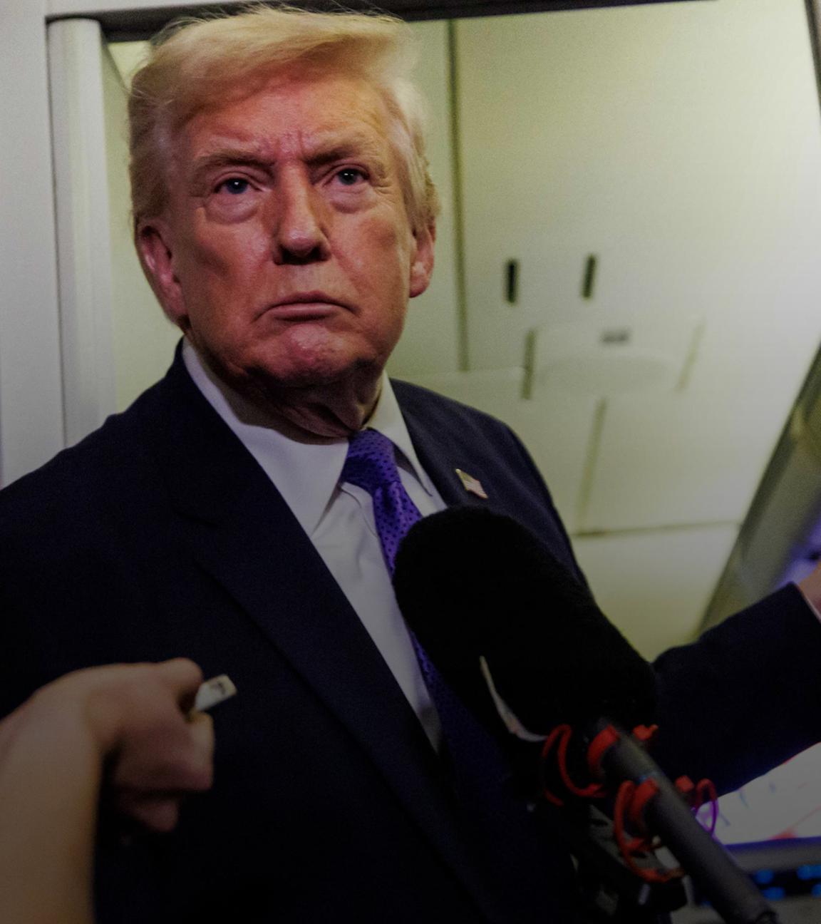 US-Präsident Donald Trump spricht mit Reportern an Bord der Air Force One.