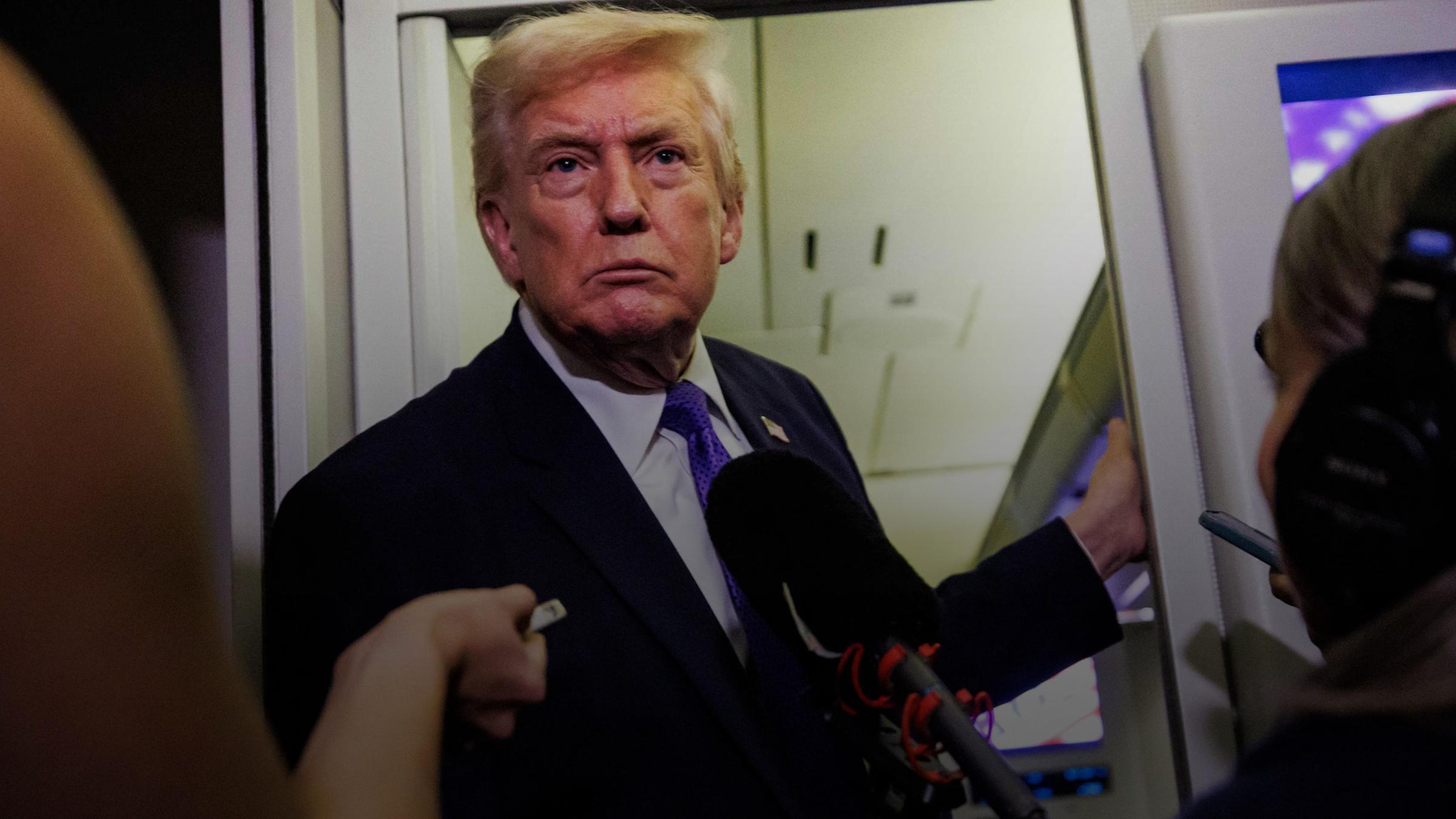 US-Präsident Donald Trump spricht mit Reportern an Bord der Air Force One.