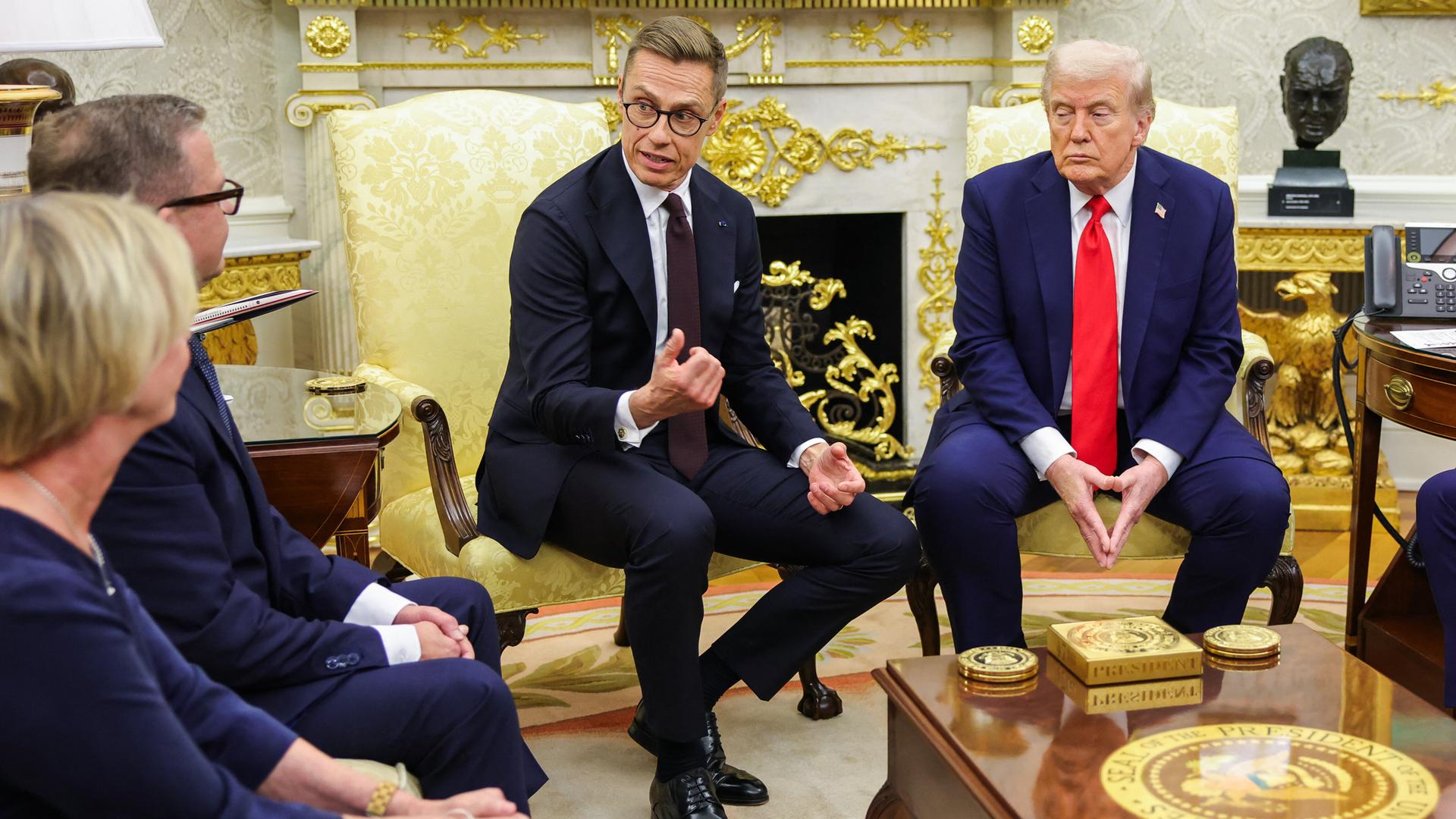 Finnlands Präsident Alexander Stubb und Präsident Donald Trump treffen sich im Oval Office im Weißen Haus in Washington