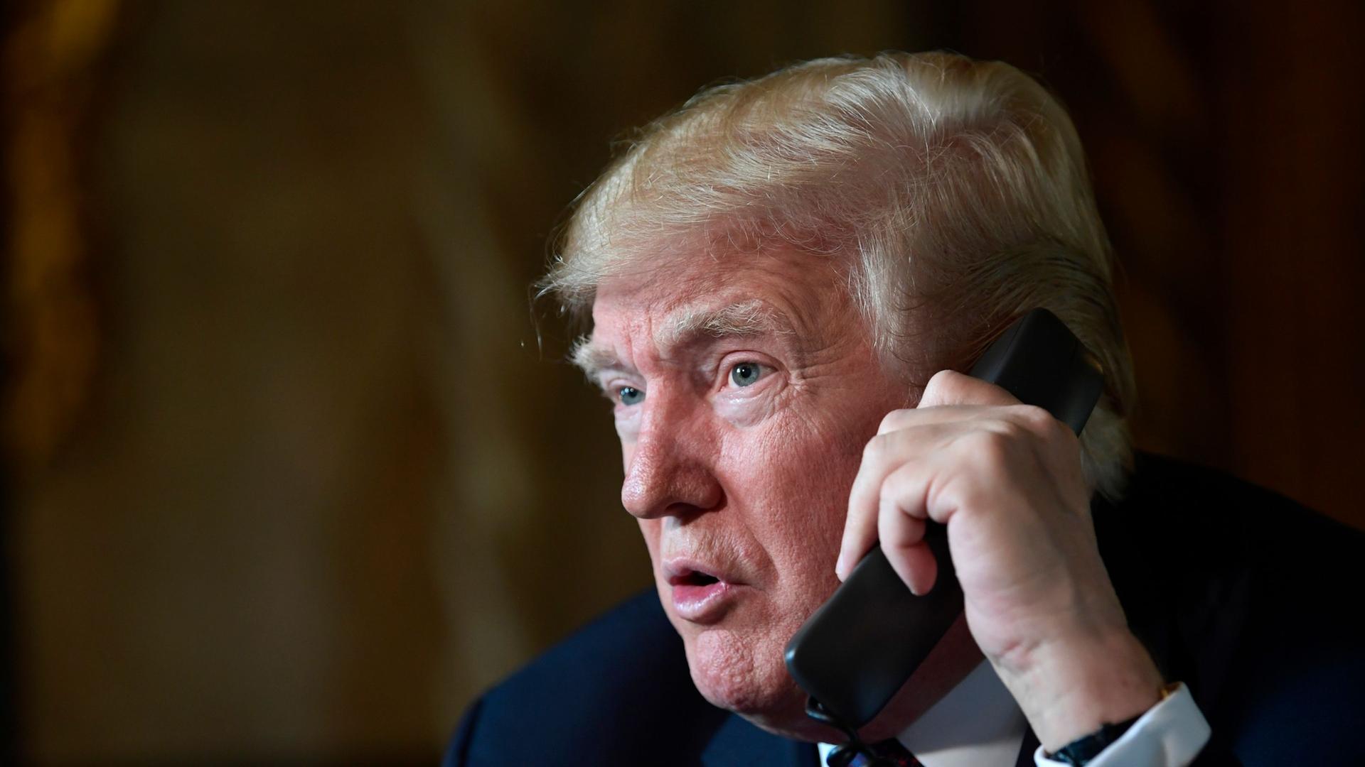 US-Präsident Donald Trump am Telefon (Archiv)
